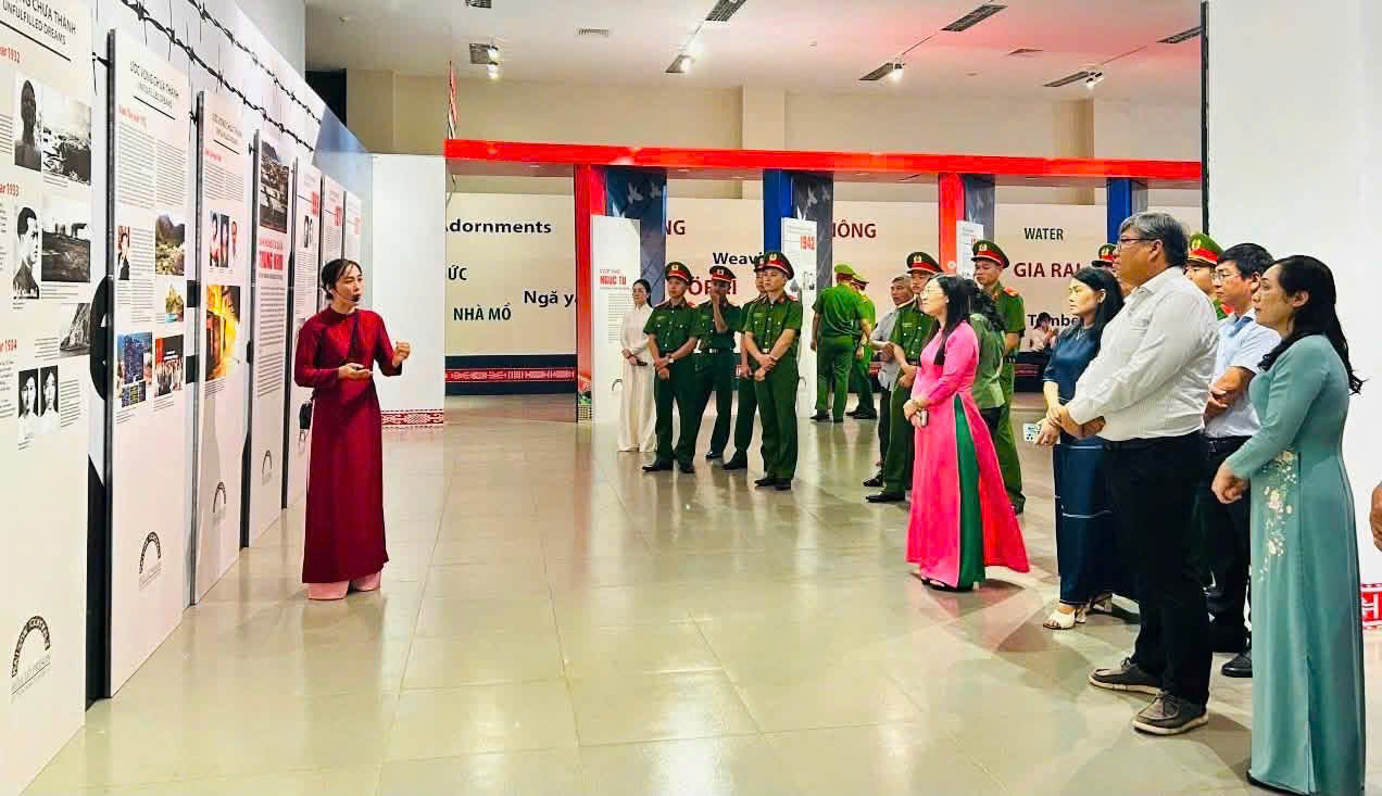 Đại biểu tham quan Trưng bày “Khát vọng tự do” được giới thiệu tại Bảo tàng Đắk Lắk.